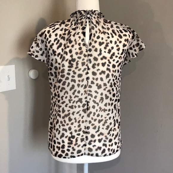 Express ruffle mock neck top in animal print - Picture 4 of 7